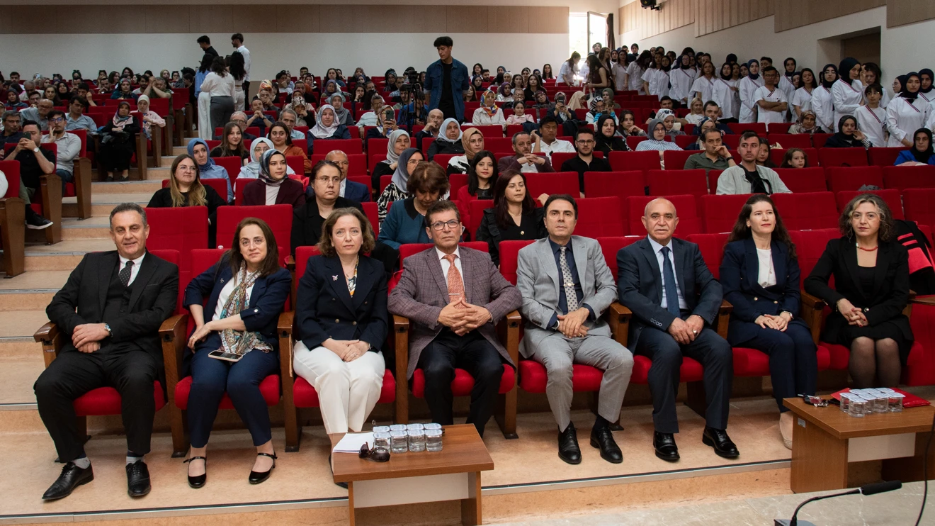 SÜ Hemşirelik Fakültesinde 180 öğrenci üniforma giydi